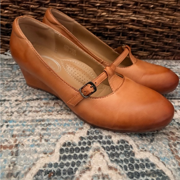 Chic Tan Leather Wedge Shoes for Women - Picture 3 of 6